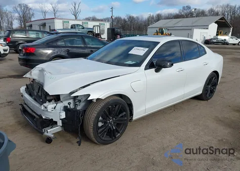 2024 Volvo S60 Recharge Plug-In Hybrid T8 Plus Black Edition z USA, uszkodzony, nr VIN 7JRH60FHXRG316428